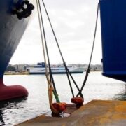 Στην 24ωρη απεργία της ΓΣΕΕ, την Τετάρτη 9 Νοεμβρίου, συμμετέχει η ΠΝΟ – Δεμένα αναμένεται να παραμείνουν τα πλοία