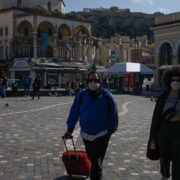 Η χρήση μάσκας μειώνει κατά 53% τις μολύνσεις Covid-19