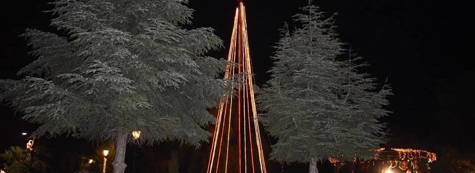 Ο Δήμος Σαλαμίνας γιόρτασε εχθές Κυριακή 12 Δεκεμβρίου 2021 το άναμμα του χριστουγεννιάτικου δέντρου των Αμπελακίων
