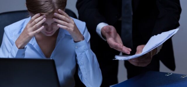 Περιστατικά βίας και παρενόχλησης στον χώρο εργασίας: Πώς θα διενεργείται η διαδικασία ενώπιον του ΣΕΠΕ