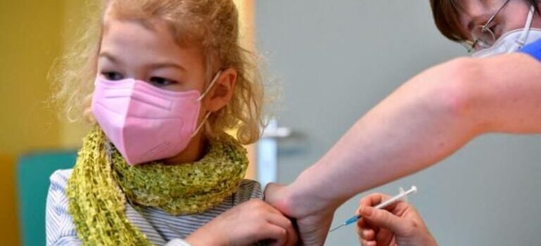 Η θετική επίδραση του εμβολιασμού κατά της νόσου COVID-19 στα παιδιά
