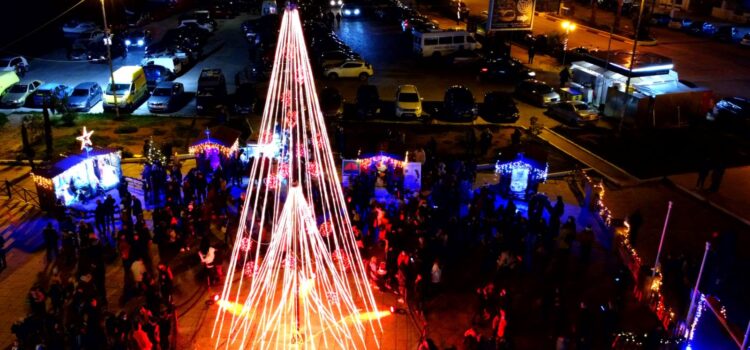 Φωταγωγήθηκε το χριστουγεννιάτικο δέντρο και άνοιξε το χριστουγεννιάτικο χωριό της Σαλαμίνας στην καρδιά του νησιού