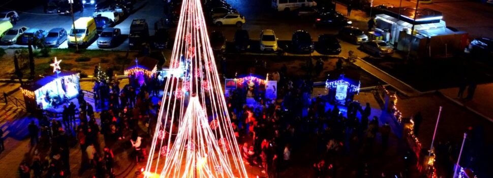 Φωταγωγήθηκε το χριστουγεννιάτικο δέντρο και άνοιξε το χριστουγεννιάτικο χωριό της Σαλαμίνας στην καρδιά του νησιού