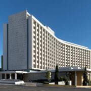 Κλείνει σήμερα το θρυλικό ξενοδοχείο Hilton – Θα επανέλθει ως Conrad