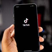 Το Tik Tok αναβαθμίζει την ασφάλειά του μετά από έρευνα για τα επιβλαβή challenges