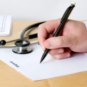 232 έρευνες σε οικίες και επαγγελματικούς χώρους, μεταξύ των οποίων και 61 γιατρών, έχουν γίνει μέχρι στιγμής από την Υπηρεσία Εσωτερικών Υποθέσεων για το κύκλωμα ψευδών συνταγογραφήσεων