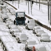 Ποιες αποζημιώσεις μπορούν να διεκδικήσουν οι επιβάτες που εγκλωβίστηκαν λόγω του χιονιά