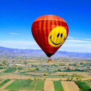 Πετούν μ’ ένα αερόστατο στα σύννεφα, ανακαλύπτοντας τις φυσικές ομορφιές της Ελλάδας