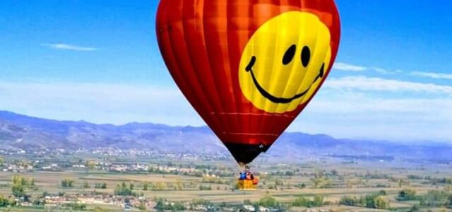 Πετούν μ’ ένα αερόστατο στα σύννεφα, ανακαλύπτοντας τις φυσικές ομορφιές της Ελλάδας