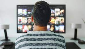 Η πολλή τηλεόραση για πάνω από τέσσερις ώρες τη μέρα αυξάνει τον κίνδυνο θρόμβωσης, σύμφωνα με βρετανική έρευνα