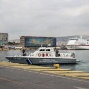 Πτώση οχήματος στο λιμάνι του Πειραιά – Καλά στην υγεία τους οι δύο επιβαίνοντες