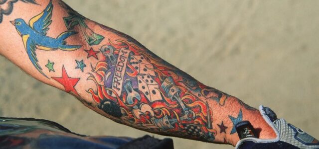 Ασφαλέστερα τατουάζ στην Ευρώπη με την επιβολή νέων κανόνων από σήμερα στην ΕΕ για τις χημικές ουσίες
