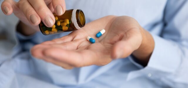 Από 1η Μαρτίου η συνταγογράφηση φαρμάκων, θεραπευτικών πράξεων και διαγνωστικών εξετάσεων στους ανασφάλιστους μόνο από ιατρούς δημόσιων δομών