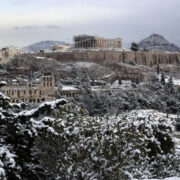 Ξεκινά η ψυχρή εισβολή στην χώρα, πολικές θερμοκρασίες και χιόνια μέχρι το Σύνταγμα, live η πορεία