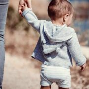 «Νταντάδες της Γειτονιάς» Mηνιαίο επίδομα έως 250 ευρώ