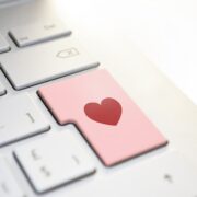 Οι συνέπειες του online dating στη ζωή μας