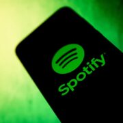 Spotify: Βάζει… κόφτη στα fake news για την πανδημία