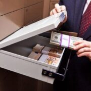 Βροχή μηνύσεων ΑΑΔΕ κατά φοροφυγάδων και έλεγχοι για μαύρο χρήμα