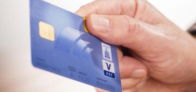 Τέρμα τα επιδόματα σε μετρητά – Θα δίνονται προπληρωμένες κάρτες