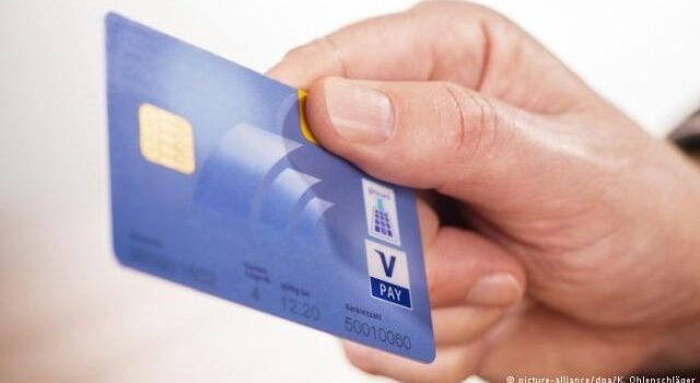 Τέρμα τα επιδόματα σε μετρητά – Θα δίνονται προπληρωμένες κάρτες