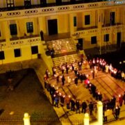 Αναμμένα κεριά και το σήμα της ειρήνης με την παρουσία τους στον Δήμο Σαλαμίνας προς ένδειξη συμπαράστασης για τον πόλεμο στην Ουκρανία