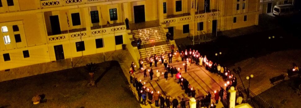 Αναμμένα κεριά και το σήμα της ειρήνης με την παρουσία τους στον Δήμο Σαλαμίνας προς ένδειξη συμπαράστασης για τον πόλεμο στην Ουκρανία