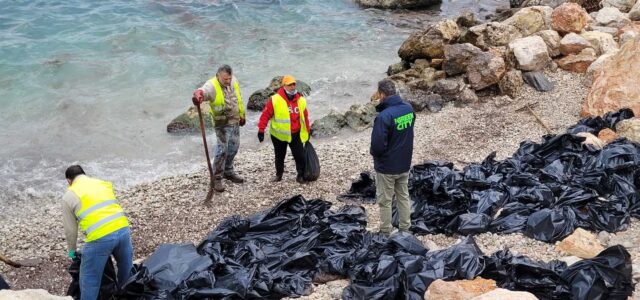 Άμεση επέμβαση του Δήμου Σαλαμίνας σε ρύπανση σε θαλάσσια περιοχή του νησιού σήμερα, Κυριακή 27 Φεβρουαρίου 2022
