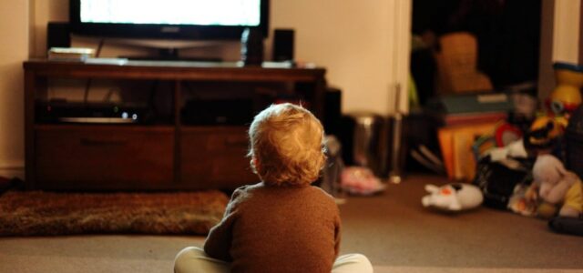 Αυξημένος ο κίνδυνος αυτισμού για τα παιδάκια που βλέπουν πάνω από δύο ώρες τηλεόραση την ημέρα, σύμφωνα με ιαπωνική έρευνα