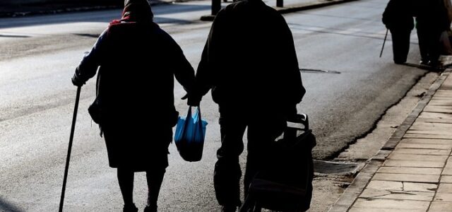 Αυξημένος ο κίνδυνος θανατηφόρου εμφράγματος για τους ηλικιωμένους με οικονομικά προβλήματα