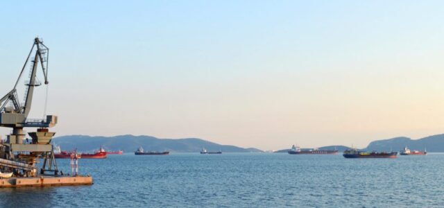 Αποπαροπλίστηκαν 10 παροπλισμένα πλοία και αναχώρησαν από τον κόλπο της Ελευσίνας