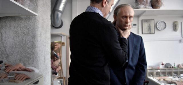 Το μουσείο κέρινων ομοιωμάτων του Παρισιού αποκαθήλωσε το άγαλμα του Πούτιν