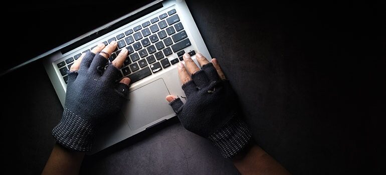 Προσοχή στις φιλανθρωπικές απάτες στο διαδίκτυο που εκμεταλλεύονται τον πόλεμο στην Ουκρανία, προειδοποιεί η ESET