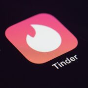 Διαθέσιμο στο Tinder θα είναι το ποινικό μητρώο των χρηστών του