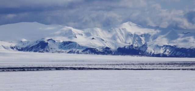 Ισλανδία: Η ασυνήθιστα ψυχρή «μπλε άμορφη μάζα» επιβραδύνει προς το παρόν το λιώσιμο των πάγων
