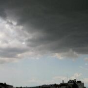 Νεφώσεις αύριο στις περισσότερες περιοχές της χώρας, με τοπικές βροχές και νοτιάδες