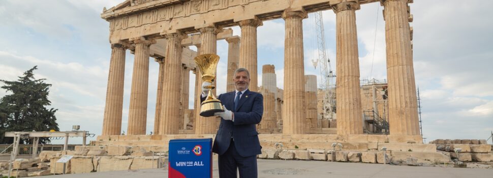 Στην Ακρόπολη υποδέχθηκαν ο Περιφερειάρχης Αττικής Γ. Πατούλης και ο Πρόεδρος της Ελληνικής Ομοσπονδίας Καλαθοσφαίρισης, Β. Λιόλιος το βαρύτιμο τρόπαιο του Παγκοσμίου Κυπέλλου στο μπάσκετ