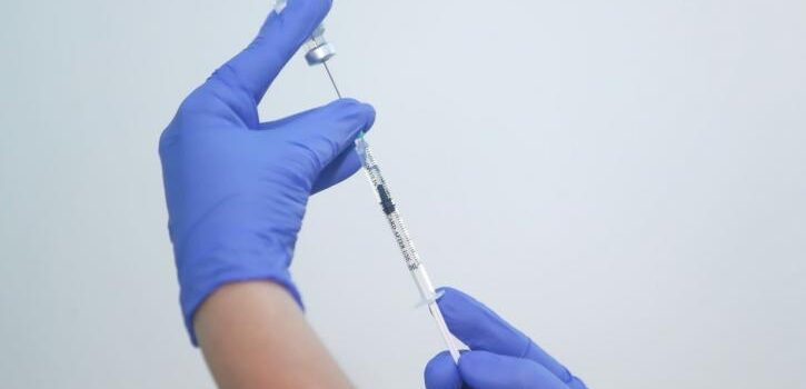 Ενημερωτική εκστρατεία του υπ. Υγείας: «Εμβολιασμός, η καλύτερη προστασία απέναντι στο σύνδρομο Long Covid»