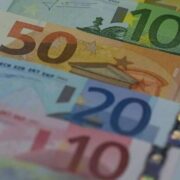 Επίδομα 200 ευρώ: Πότε θα καταβληθεί – Οι δικαιούχοι και τα ποσά