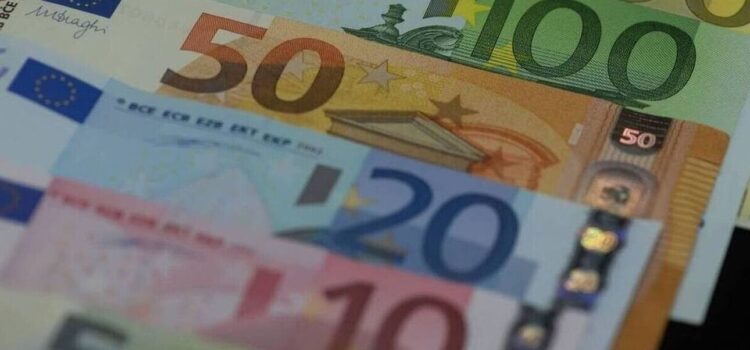 Επίδομα 200 ευρώ: Πότε θα καταβληθεί – Οι δικαιούχοι και τα ποσά