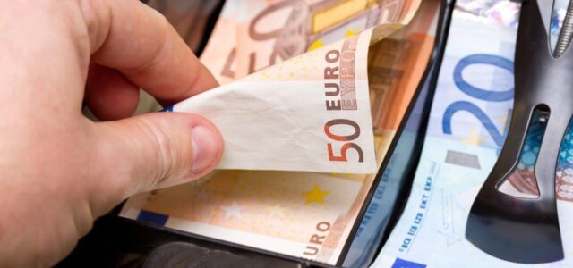 Έκτακτο δώρο Πάσχα έως και 300 ευρώ αναμένεται να δοθεί και φέτος.