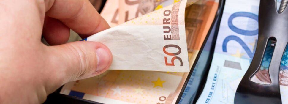 Έκτακτο δώρο Πάσχα έως και 300 ευρώ αναμένεται να δοθεί και φέτος.