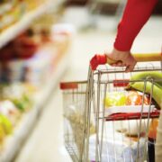 Κερδίζουν 370 ευρώ τον χρόνο οι καταναλωτές από τις προσφορές στα σούπερ μάρκετ, σύμφωνα με έρευνα