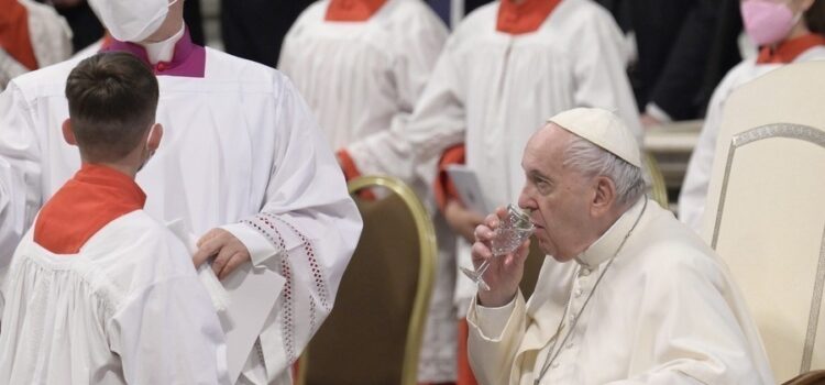 Ο πάπας Φραγκίσκος υμνεί τις πεθερές και τους ζητά να “συγκρατήσουν” τη γλώσσα τους