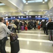 Πρωτοφανές κύμα φυγής στο εξωτερικό των νέων Ελλήνων!