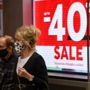 Ενδιάμεσες εκπτώσεις: Πότε ξεκινούν και ποια Κυριακή θα λειτουργήσουν τα καταστήματα