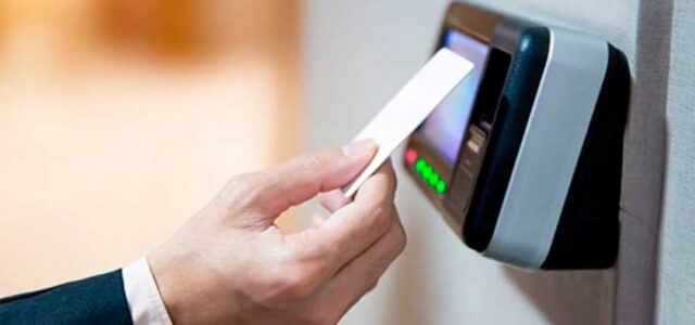Τράπεζες: Τα «θολά» σημεία για την εφαρμογή της ψηφιακής κάρτας εργασίας
