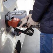 Με μειωμένη τιμή κατά 15 λεπτά το λίτρο και τον Μάιο θα πωλείται το πετρέλαιο κίνησης