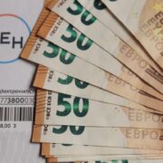 Ξεκινάει η εφαρμογή του νέου συστήματος για τα τιμολόγια του ηλεκτρικού ρεύματος – Όλα όσα πρέπει να γνωρίζουν οι καταναλωτές για να λάβουν την αποζημίωση έως 600 ευρώ