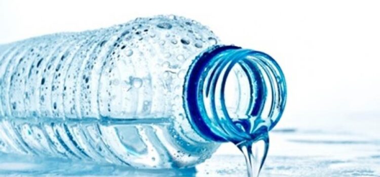 Δεν ακριβαίνει το εμφιαλωμένο νερό που πωλείται σε πλαστική συσκευασία