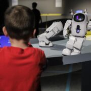 30 εκατομμύρια ευρώ για εξοπλισμό ρομποτικής και STEM στα σχολεία